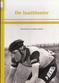 Cover van het boek de laatbloeier: het sportieve leven van Reinier Hassink. 