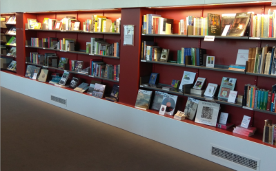 Foto van de kast met daarin de tweedehands- en nieuwe boeken in de studiezaal