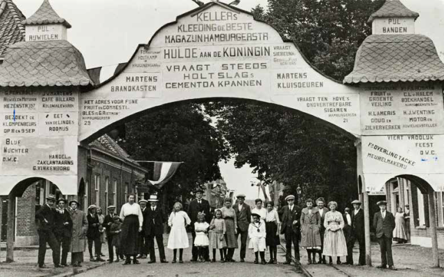 Foto van de poort in de Hamburgerstraat Terborgseweg waarschijnlijk aangebracht ter ere van het 25 jarig jubileum van Koningin Wilhelmina Doetinchem 1923 Foto van de poort in de Hamburgerstraat Terborgseweg waarschijnlijk aangebracht ter ere van het 25 jarig jubileum van Koningin Wilhelmina Doetinchem 1923