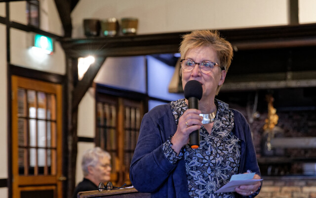 Foto van Diana Abbing tijdens een lezing, gemaakt door Ruud Hamburger Foto van Diana Abbing tijdens een lezing, gemaakt door Ruud Hamburger