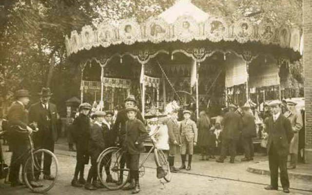 Foto van de kermis met draaimolen in Terborg rond 1920 Foto P.J.M. Payens Arnhem ECAL Foto van de kermis met draaimolen in Terborg rond 1920 Foto P.J.M. Payens Arnhem ECAL