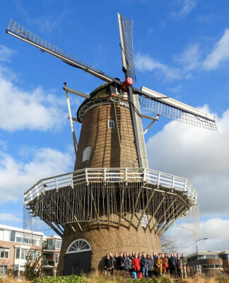 Foto van de deelnemers van de Laurentiusdag bij de Molen in Doetinchem