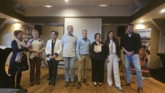 Foto van de genomineerden voor Beste Boek Achterhoek en Liemers 2024 met in het midden juryvoorzitter Gerwin Nijkamp en rechts van hem de winnaars van 2024 en 2023.