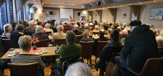 Foto van een volle zaal tijdens het Waeketreffen