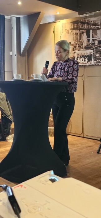 Foto van Corine van den Berg die haar Flonkergood-verhaal 'Europa is veur mien een kloet zand' voordroeg. 