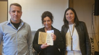 Foto van Delilah Groot Stoevenbelt met de Beste Boek prijs geflankeerd door juryvoorzitter Gerwin Nijkamp en oud winnaar Frederieke Jeletich